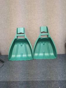 lot 226 image: z2 - Set of 2 Heavy-Duty Green Plastic Hand Shovels