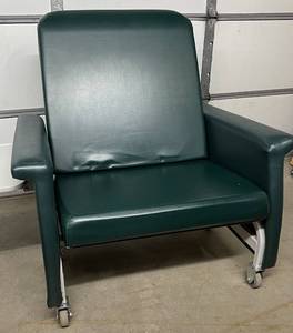 lot 11 image: Winco 900 Bariatric Care Patient Mobile Chair With Flip Up Side Table - 1000 lbs. Max Weight Capacity - In Great Condition