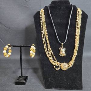 lot 10 image: Vintage Goldtone Jewelry Set with Necklace and Earrings - displays not included