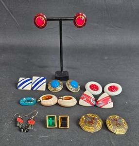 lot 24 image: Collection of Vintage Earrings and Clip-On Earrings - display not included