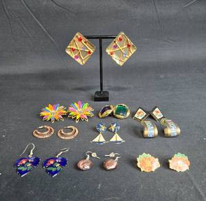 lot 25 image: Lot of Vintage Costume Earrings - display not included