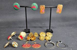 lot 29 image: Collection of Vintage and Decorative Earrings and Clip-On Jewelry - displays not included
