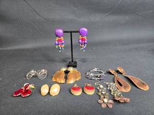 lot 33 image: Collection of Vintage and Unique Earrings Inc Isle of Skye- displays not included