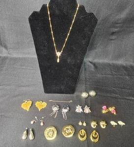lot 54 image: Collection of Vintage Jewelry Including Necklace and Earrings - displays not included