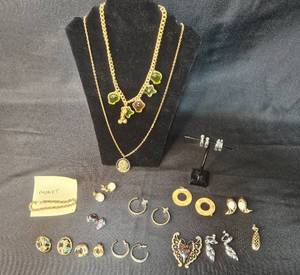 lot 56 image: Mixed Lot of Vintage Jewelry Including Sarah Coventry and Monet - display not included