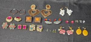 lot 63 image: Assorted Vintage Jewelry Collection - Large Lot of Earrings