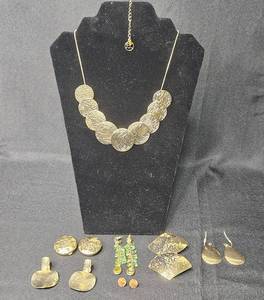 lot 66 image: Vintage Gold Tone Jewelry Collection Including Necklaces and Earrings - displays not included