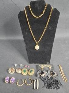 lot 169 image: Vintage Jewelry Collection including Earrings & Necklaces - Displays not included