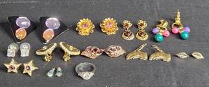 lot 178 image: Lot of Fashion Jewelry Pieces - Earrings and Rings Collection