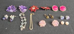 lot 179 image: Collection of Vintage Jewelry Including Earrings & Bracelets