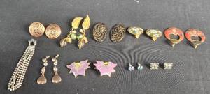 lot 185 image: Collection of Vintage Costume Jewelry Including Earrings and Bracelet