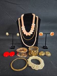 lot 149 image: Collection of Vintage Jewelry Including Necklaces and Bracelets - displays not included