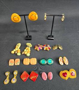 lot 165 image: Lot of Assorted Vintage Clip-On Earrings