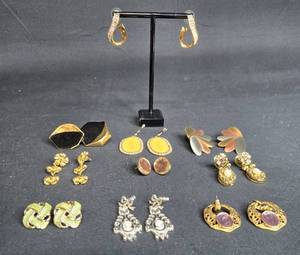 lot 47 image: Collection of Vintage and Costume Earrings - display not included