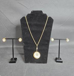 lot 119 image: Vintage Gold Tone Jewelry Set with Necklace and Two Pairs of Earrings - displays not included
