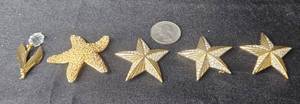 lot 102 image: Collection of 5 Vintage Stars and Floral Brooches with Rhinestones