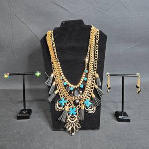lot 121 image: Stunning Gold Tone Jewelry Set with Turquoise and Black Accents - Necklace and Earrings - displays not included
