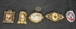 lot 111 image: Lot of 5 Vintage Decorative Brooches and Pins