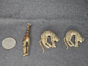 lot 112 image: Lot of 3 Vintage Animal Brooches - Giraffe and Leopards