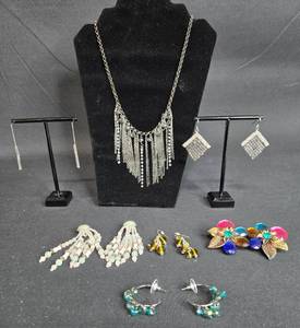 lot 127 image: Assorted Vintage Jewelry Set Including Necklaces and Earrings - displays not included