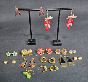 lot 128 image: Mixed Lot of Vintage Earrings in Various Styles - displays not included