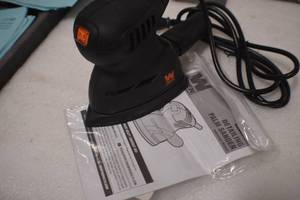 Palm Sander w Sanding Pads