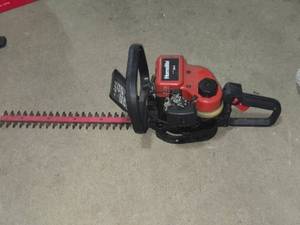 lot 6 image: Homelite Hx16 Gas Hedge Trimmer with 16 Blade - Runs