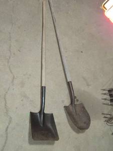lot 12 image: Lot of 2 Garden Shovels - Heavy-Duty Steel