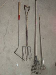 lot 13 image: Collection of 4 Vintage Garden Hand Tools