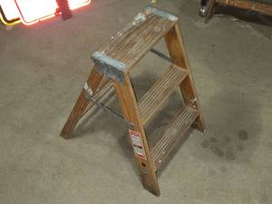 lot 17 image: Werner W130-4 2ft Wooden Step Ladder with 200lbs Duty Rating