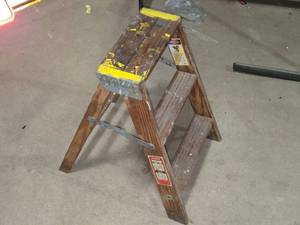lot 18 image: Used Werner W130-4 2-Foot Household Step Ladder