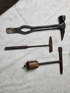 lot 71 image: Set of 3 Vintage Hand Tools - Hammer and Tapping Tools