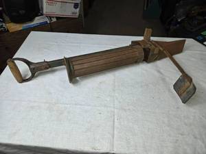 lot 76 image: Vintage Richards Wilcox Seeder