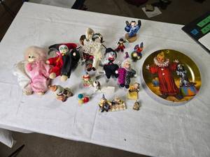 lot 83 image: Collection of Vintage Clown Figures and Decoratives Including Plate