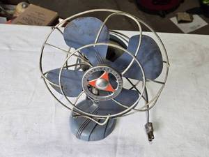 lot 84 image: Vintage Silex Handy Breeze Desk Fan - Blue