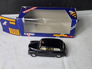 lot 112 image: Corgi London Taxi Die-Cast Model Car - Black