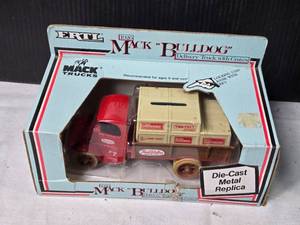 lot 121 image: ERTL 1926 Mack Bulldog Die-Cast Delivery Truck with Crates - 138 Scale Replica