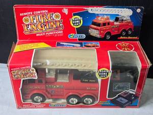 lot 128 image: Remote Control Fire Engine with Flashing Dome Light and Realistic Siren - Battery Operated