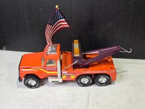 lot 151 image: Vintage Nylint Tow Truck with Flag and Working Features