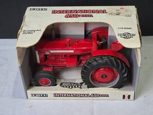 lot 169 image: ERTL International 650 Diesel Tractor Model - 116 Scale Die-Cast Metal