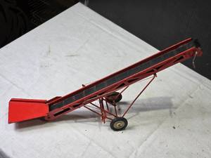 lot 173 image: Tru-Scale Model Red Conveyor with Hook and Wheels