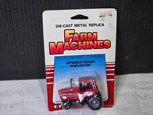 lot 178 image: 1986 Ertl International Harvester Small Die-Cast Metal Replica Tractor 164 Scale