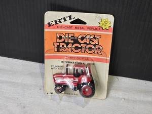 lot 180 image: Ertl Die-Cast Tractor 164 Scale - International 5088 with Cab