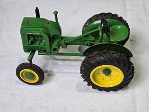 lot 185 image: John Deere Spec Cast Die-Cast Toy Tractor - Collectible Model