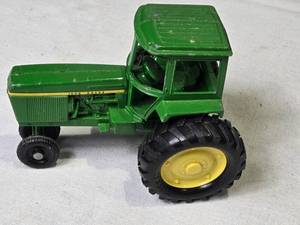 lot 186 image: John Deere Toy Tractor by Ertl