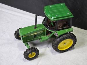 lot 193 image: 116 Scale John Deere 2550 Tractor - Collectors Series November 1983