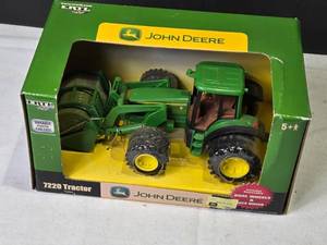 lot 195 image: Ertl John Deere 7220 Tractor with Removable Duals and Bale Mover