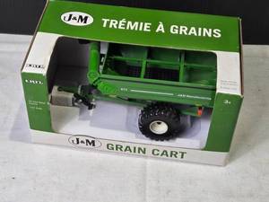 lot 198 image: ERTL J&M Grain Cart Model 875, 132 Scale