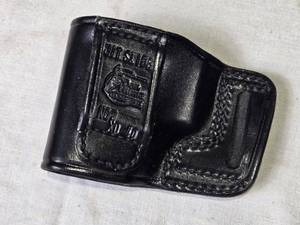 lot 203 image: Dan Hume JIT Slide Model D-40 Black Leather Holster