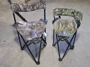 lot 213 image: Set of 2 Folding Hunting Chairs with Camo Design - Scheels & Mossy Oak